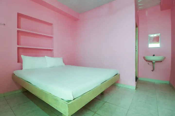 Room 4 of 12