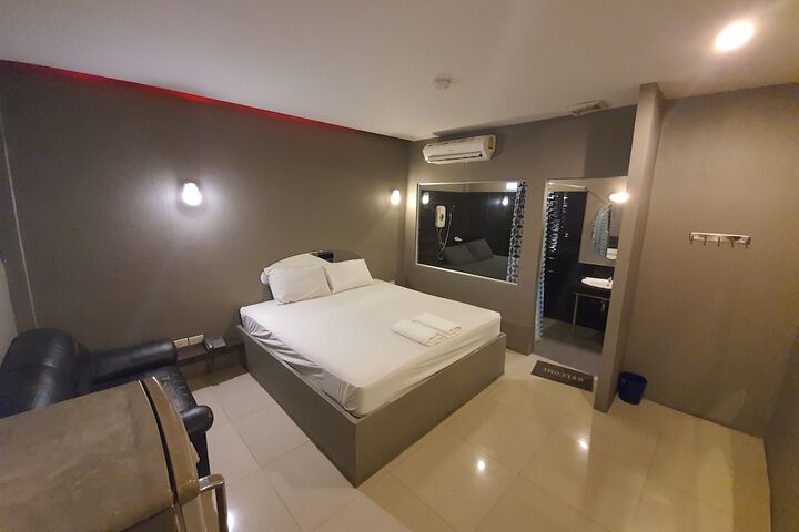 Room 9 of 19