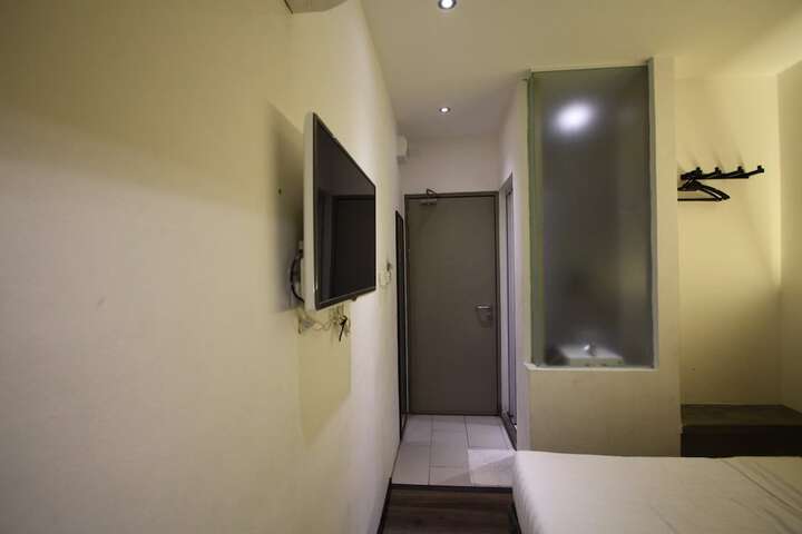 Room 8 of 14