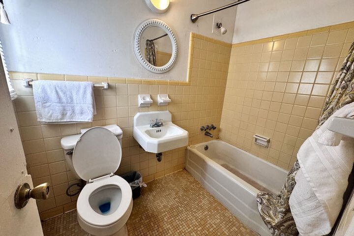 1 Queen Bed (4 of 8)