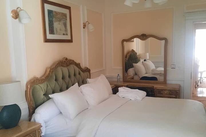 Room 6 of 12