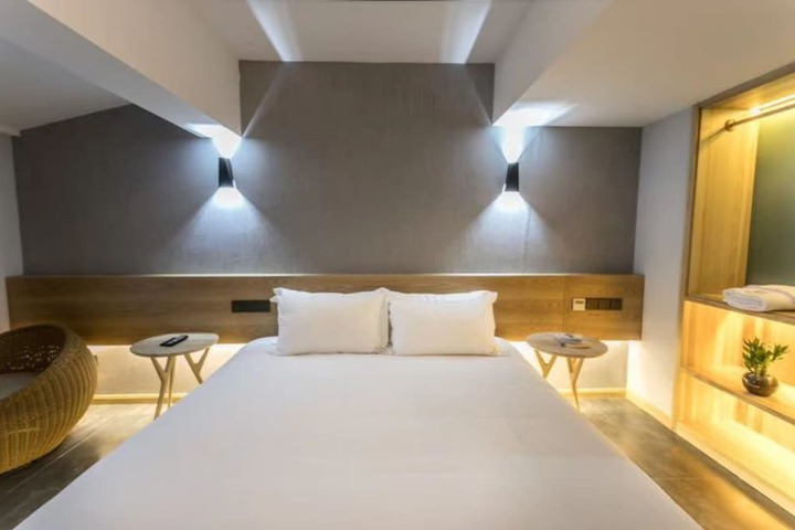 Room 6 of 63