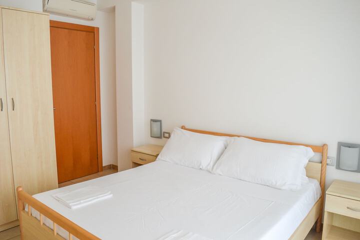 Room 9 of 208