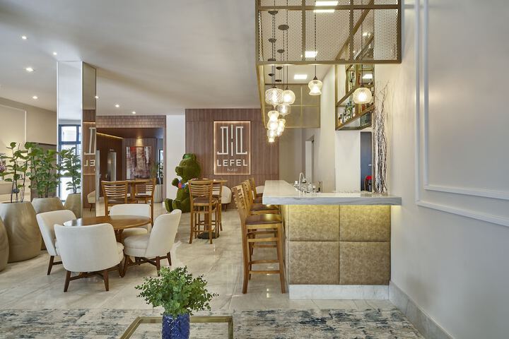 Lounge 74 of 84