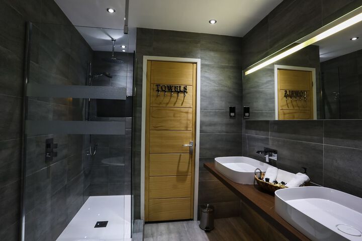 Room 2 of 44