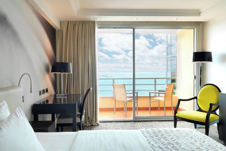 Room 28 of 212