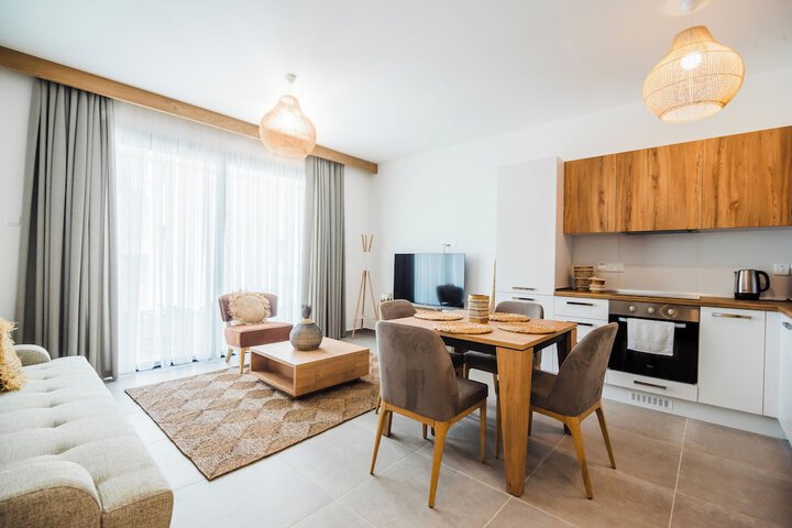 Room 2 of 196