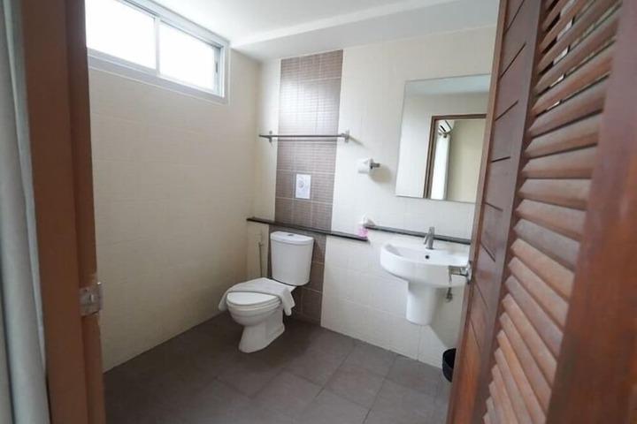 Room 6 of 16