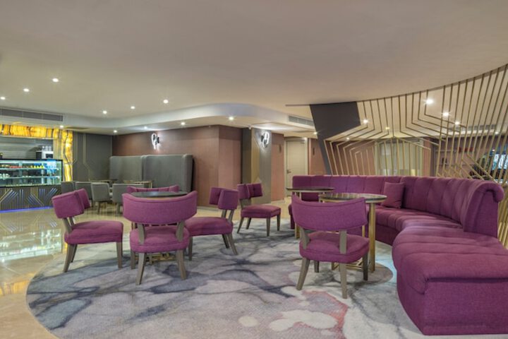 Lounge 106 of 152