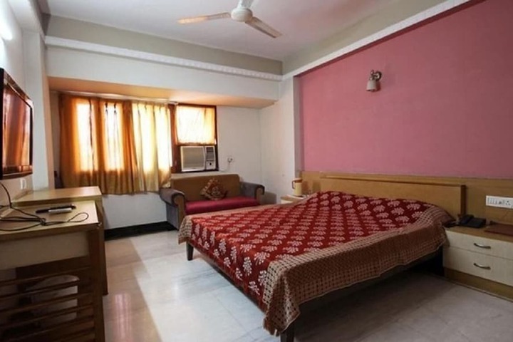 Room 4 of 18
