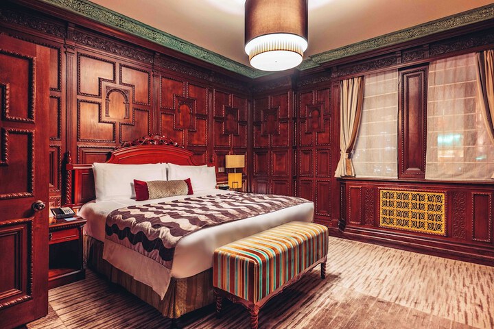 Room 52 of 182