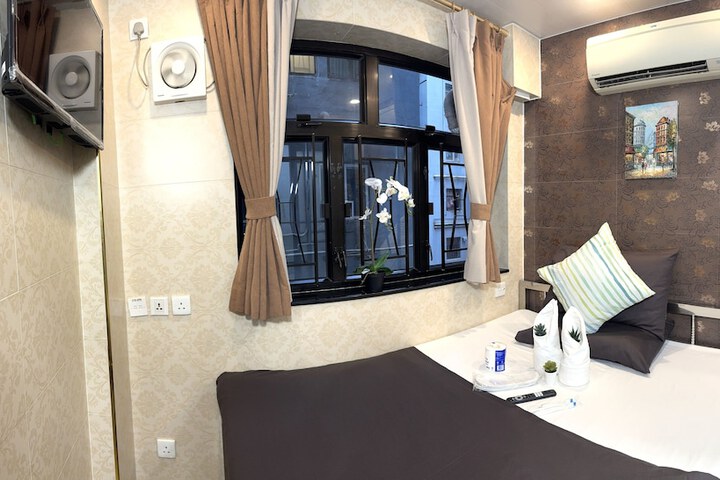 Room 4 of 13