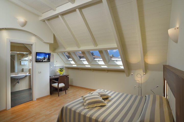 Room 8 of 26