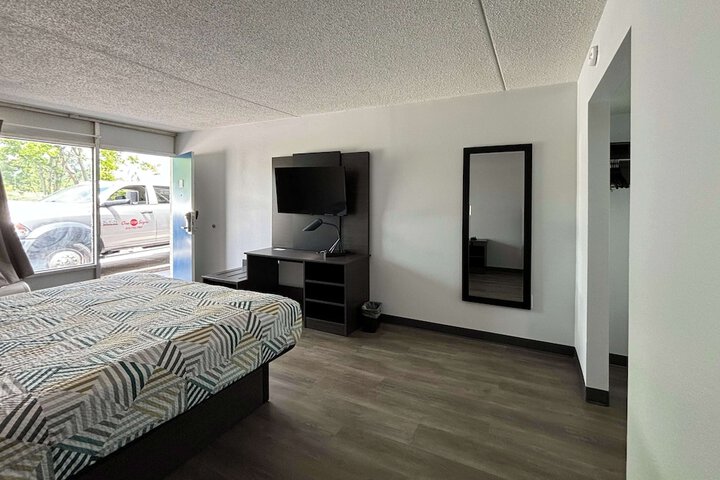 1 King Bed (4 of 11)