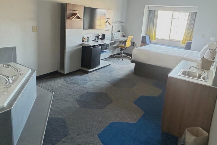 1 Queen Bed Accessible Room (6 of 19)