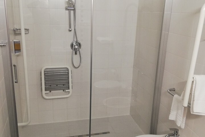 Room 32 of 68