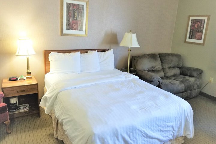 Deluxe Single Queen Bed Accessible (17 of 17)