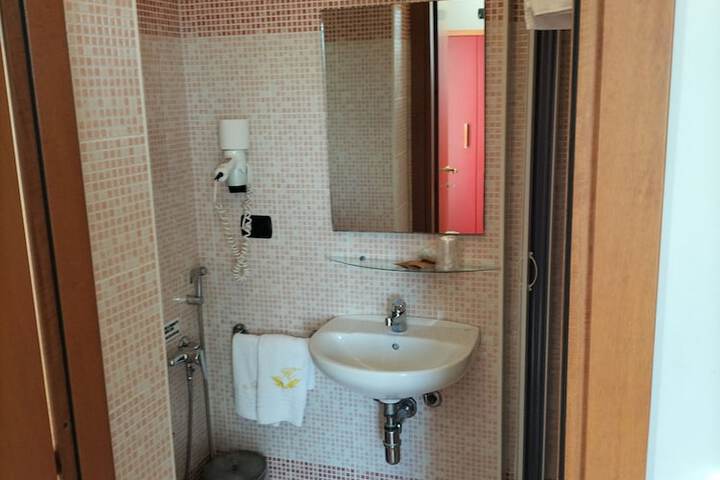 Room 9 of 15