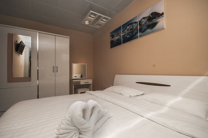 Room 7 of 63