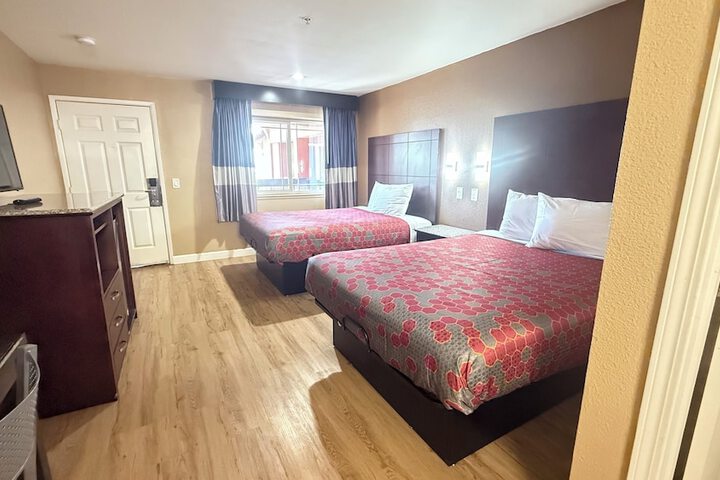 2 Queen Beds (8 of 10)