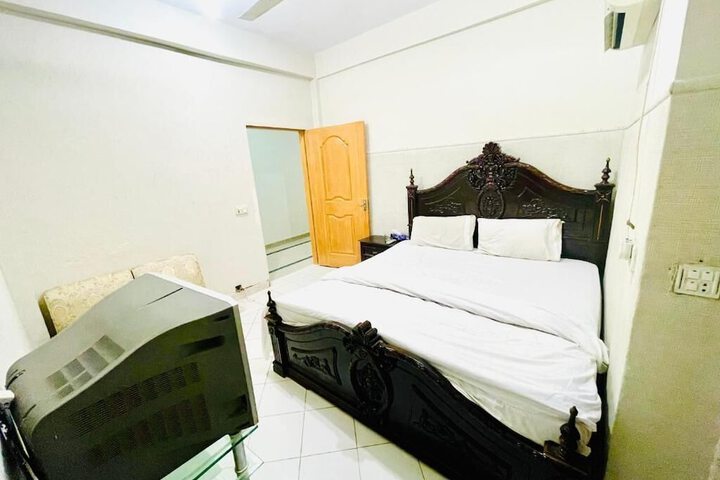 Room 6 of 25