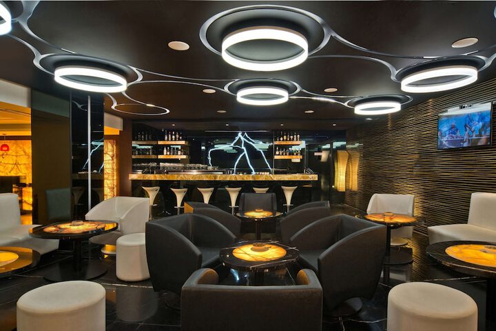 Lounge 22 of 26