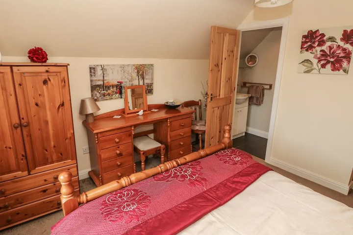 Room 4 of 18