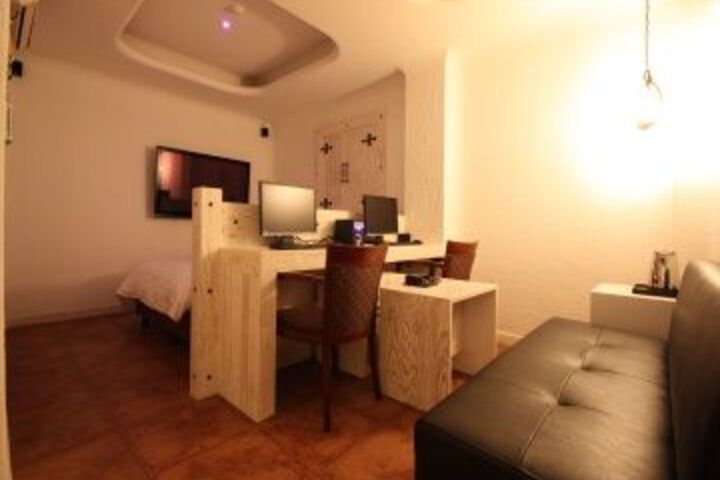 Room 8 of 11