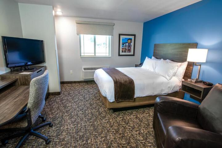 1 Queen Bed (12 of 19)