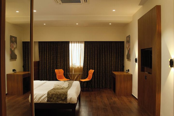 Room 6 of 11