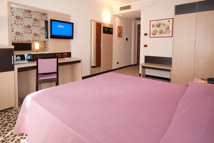 Room 6 of 34