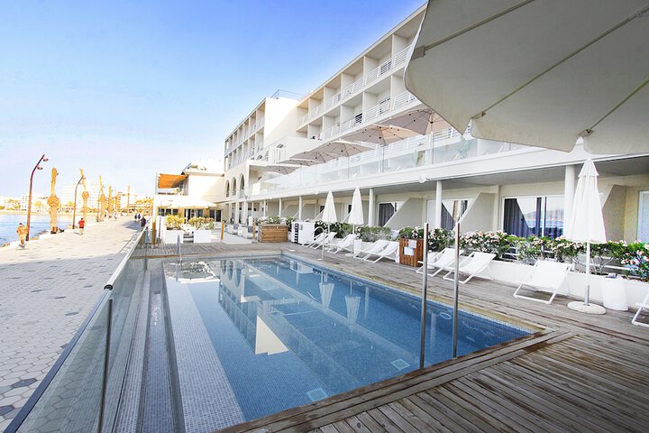 Hotel with Pool