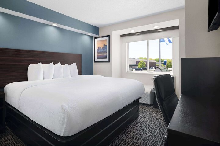 1 King Bed (4 of 8)