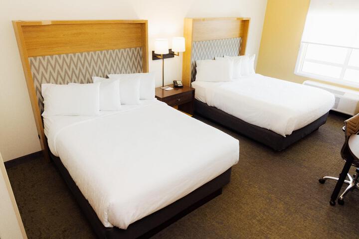 2 Queen Beds (5 of 6)