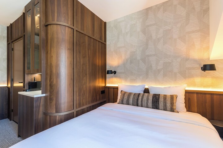 Room 2 of 37