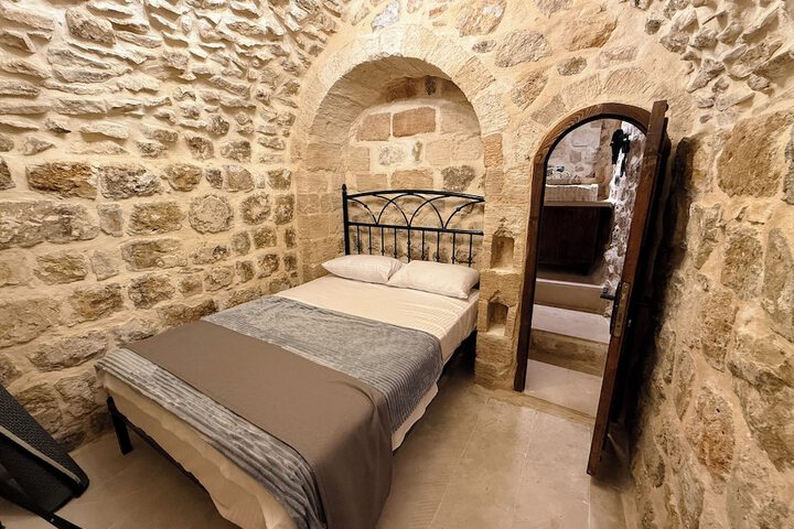 Room 4 of 95