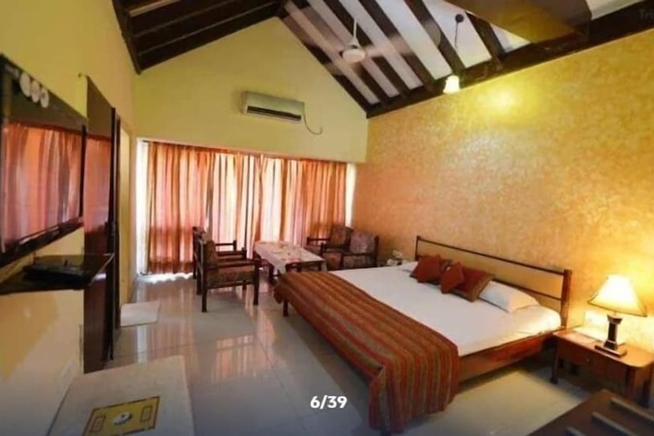 Room 4 of 8