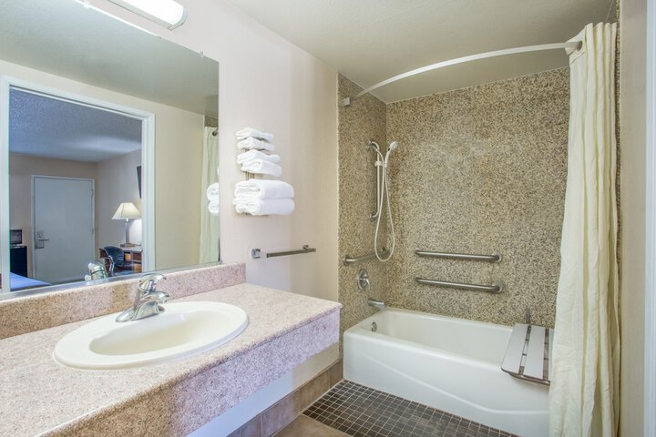 Deluxe King Bed Jetted Tub (6 of 16)