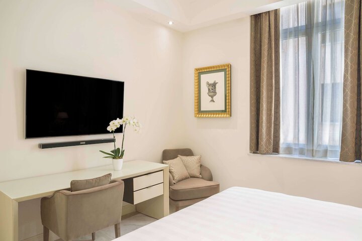 Room 43 of 168