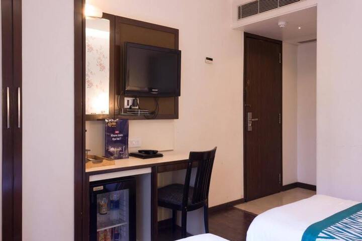 OYO PREMIUM BORIVALI KORA KENDRA