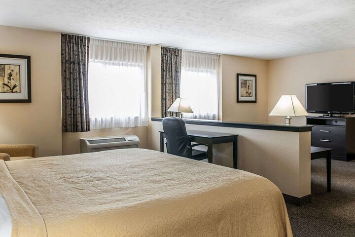 1 Queen Bed Accessible (10 of 18)