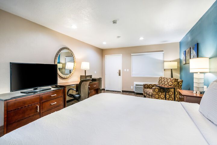 1 King Bed Accessible (2 of 10)