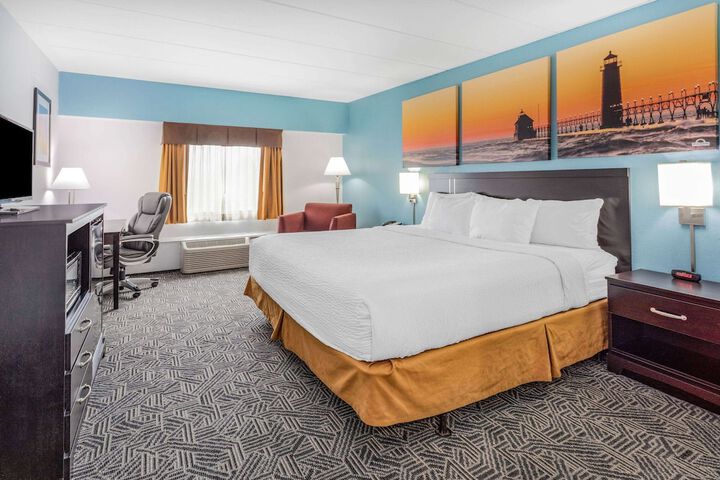 1 King Bed (2 of 12)
