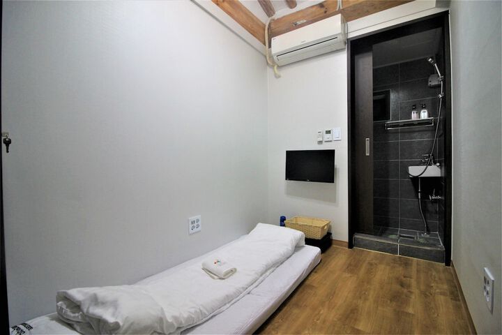 Room 4 of 64