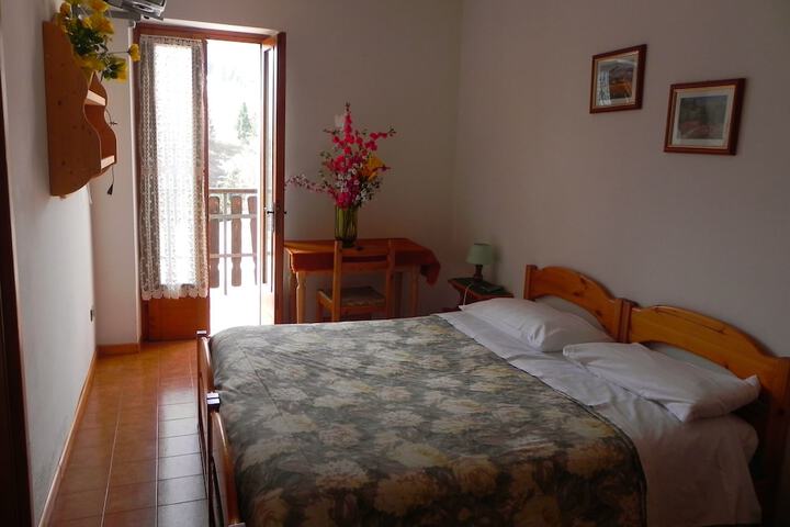 Room 5 of 68