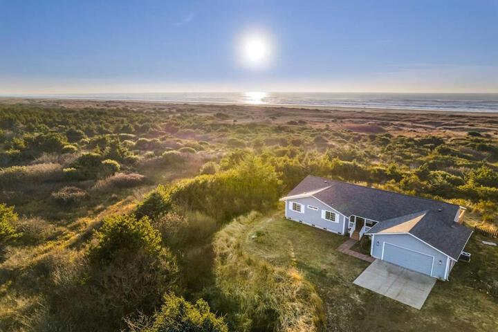 Ocean Front. Clamming. Game Room. Large Deck. in Ocean City, WA