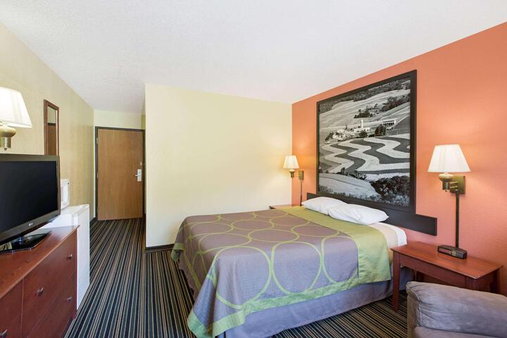 1 Queen Bed (1 of 11)