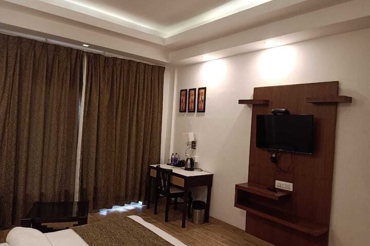 Room 18 of 77