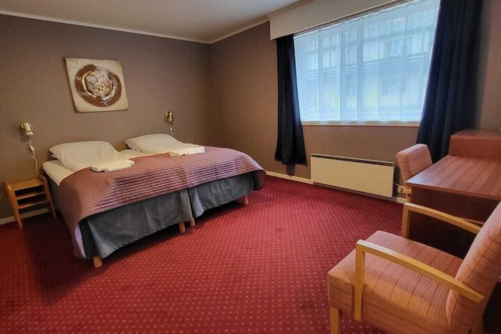 Room 33 of 102