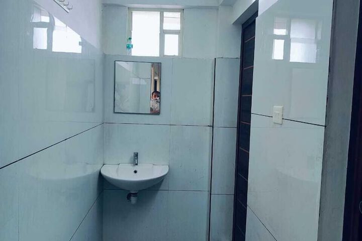 Room 6 of 11
